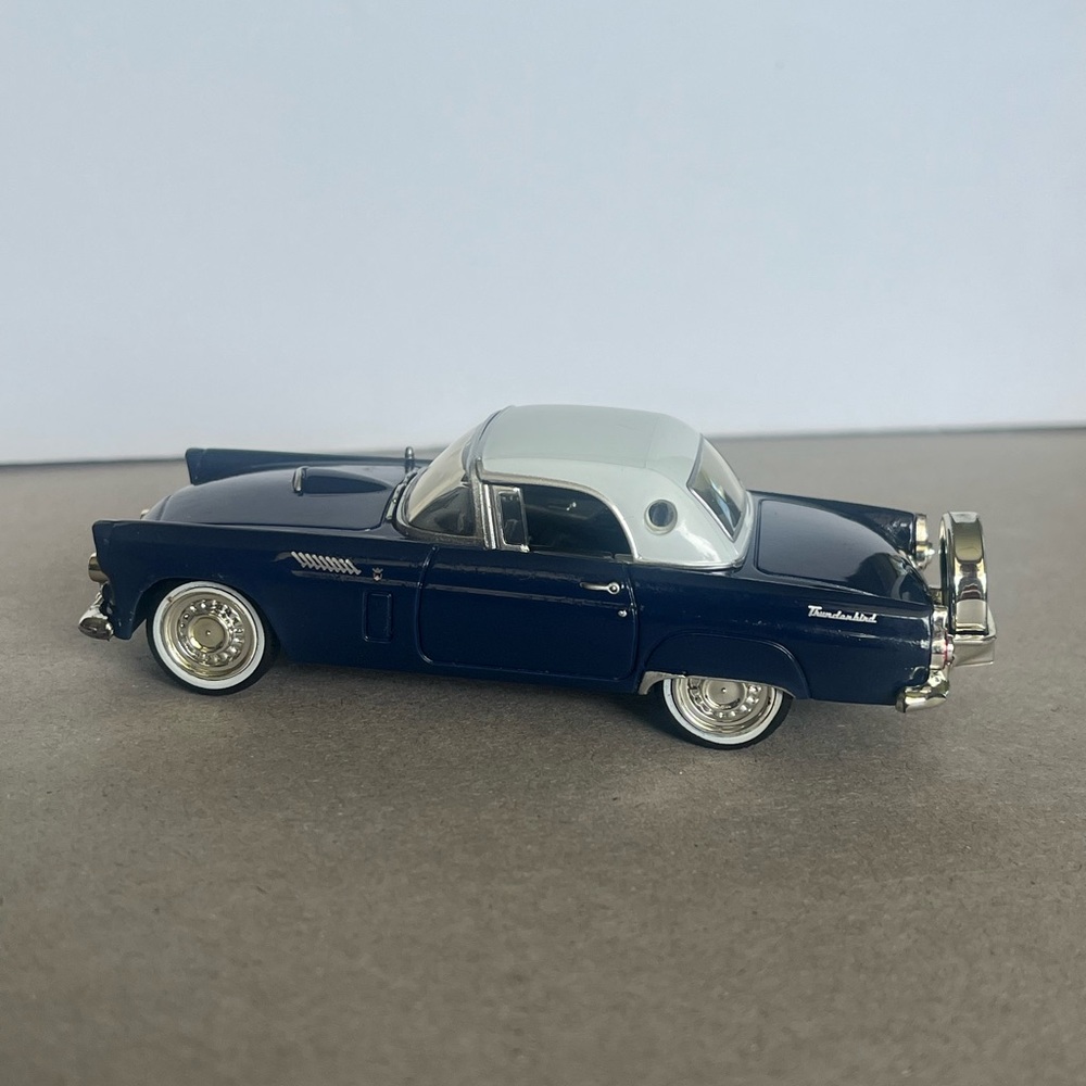 1:43 1956 Ford Thunderbird Die Cast Car - Motormax